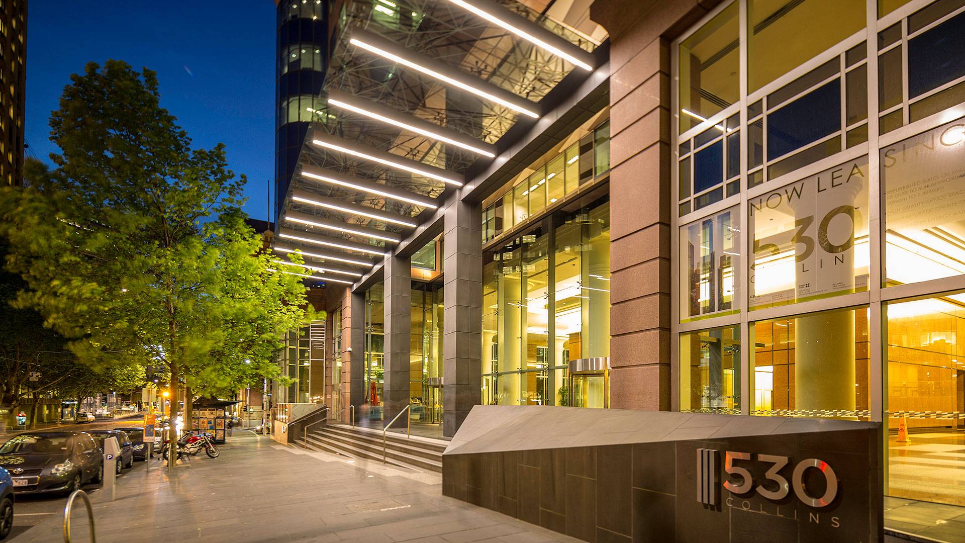 Beam high-power linear luminaire in application, installed on the facade of 530 Collins Street in Melbourne. Architectural LED Lighting. 