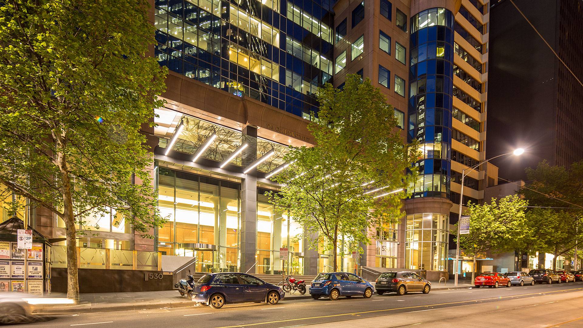 Beam high-power linear luminaire in application, installed on the facade of 530 Collins Street in Melbourne. Architectural LED Lighting. 