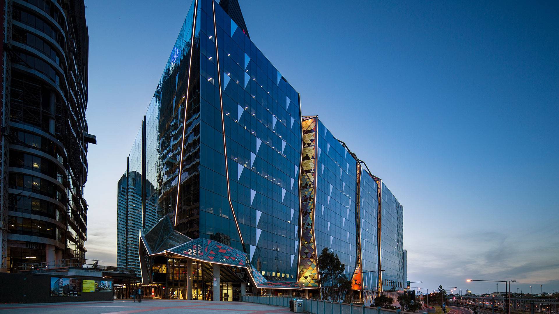 LED strip façade illumination made possible using Multo IP66 LED strip. The appearance of a continuous line of light is achieved using multiple rigid lengths.