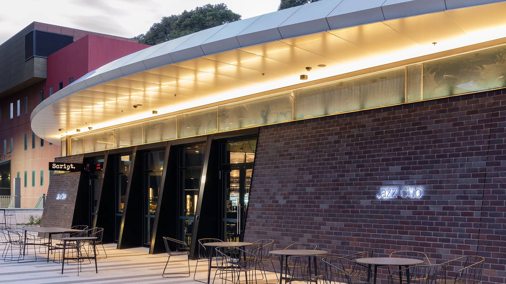 
A powerful glow from below. Mira recessed linear projector creates a unique halo effect to the Alexander Theatre roof.