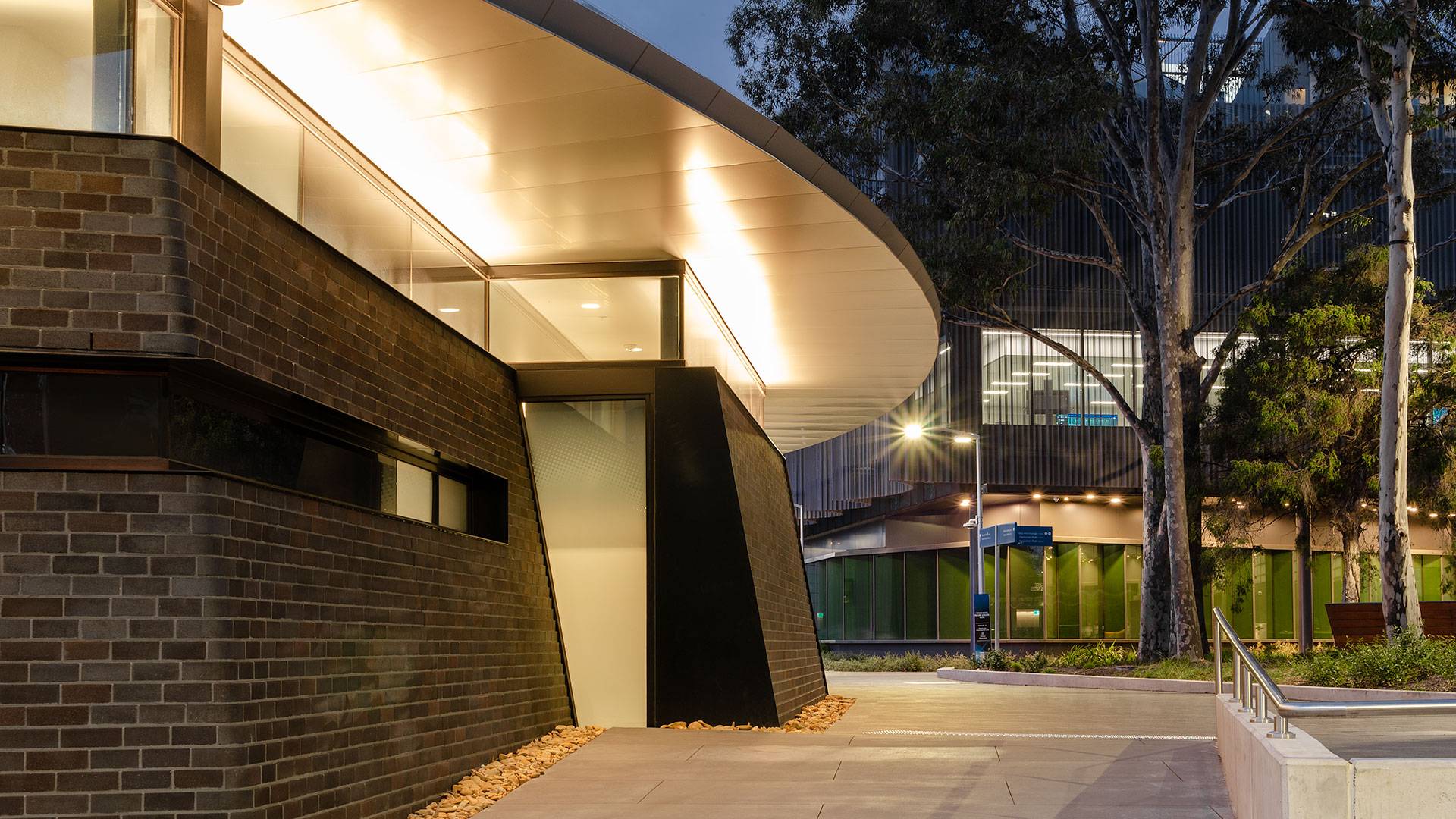 
A powerful glow from below. Mira recessed linear projector creates a unique halo effect to the Alexander Theatre roof.