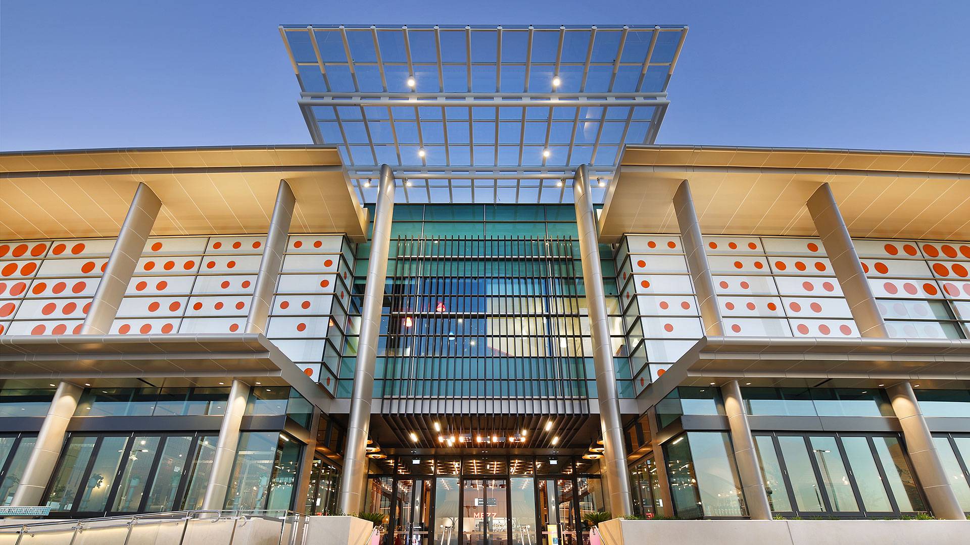 Maxis high-power linear floodlight in application, installed on the facade of Chadstone shopping centre. The fashion capitals sofits are vibrantly illuminated using a rich 2700k colour temperature and oval optics.