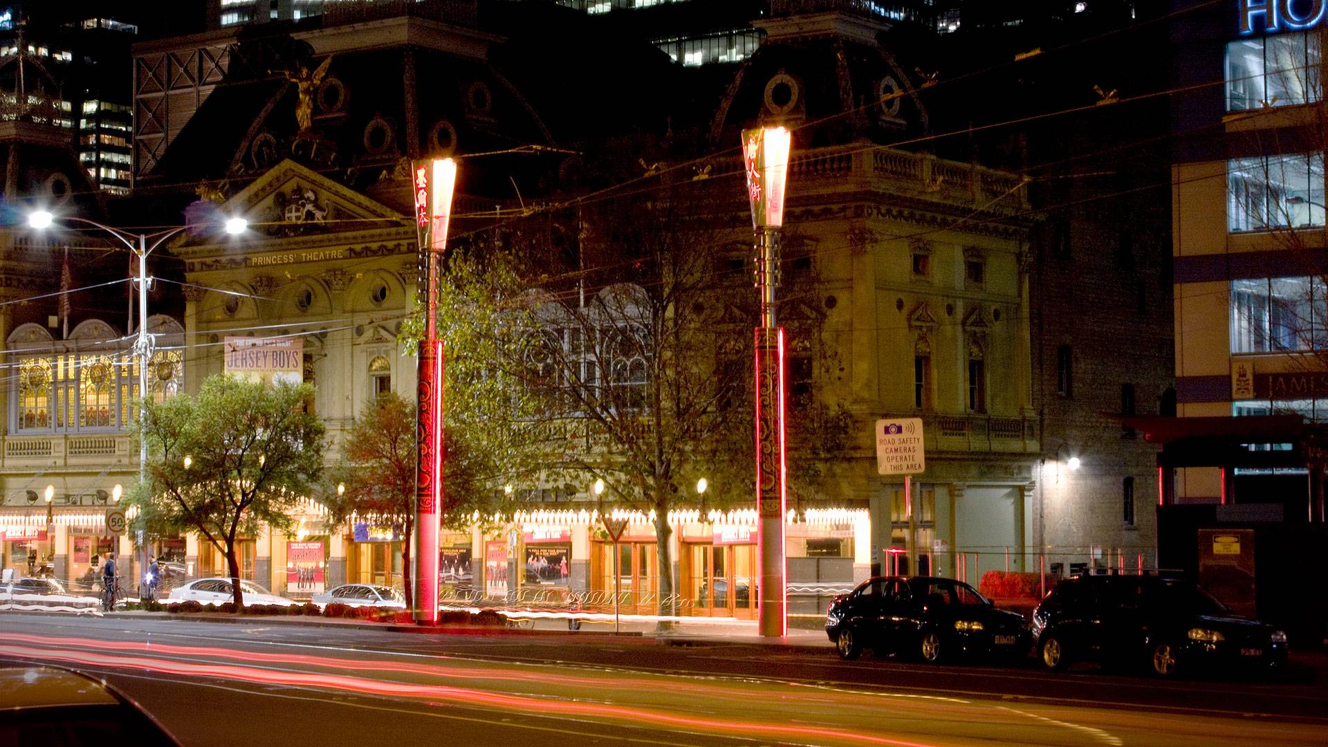 Coolon’s illuminated panels are used on two distinctive feature light poles situated at the entrance to Little Bourke Street, Melbourne. These striking talisman poles are a prominent beacon and signal the entrance to Melbourne's colourful Chinatown.