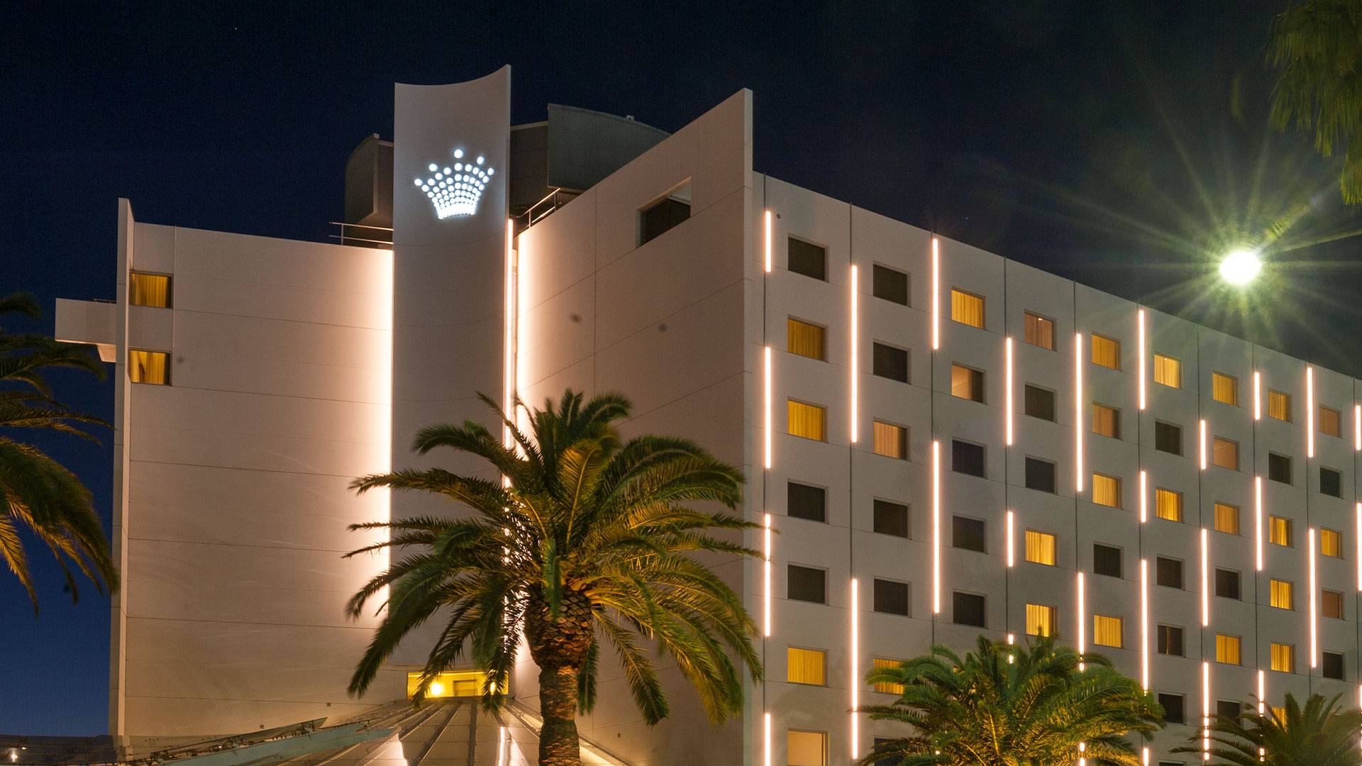 Crown Promenade Hotel features Beam high-powered linear luminaires mounted on the façade. Beam at 80W per meter provides striking vertical marker illumination, visible from afar.