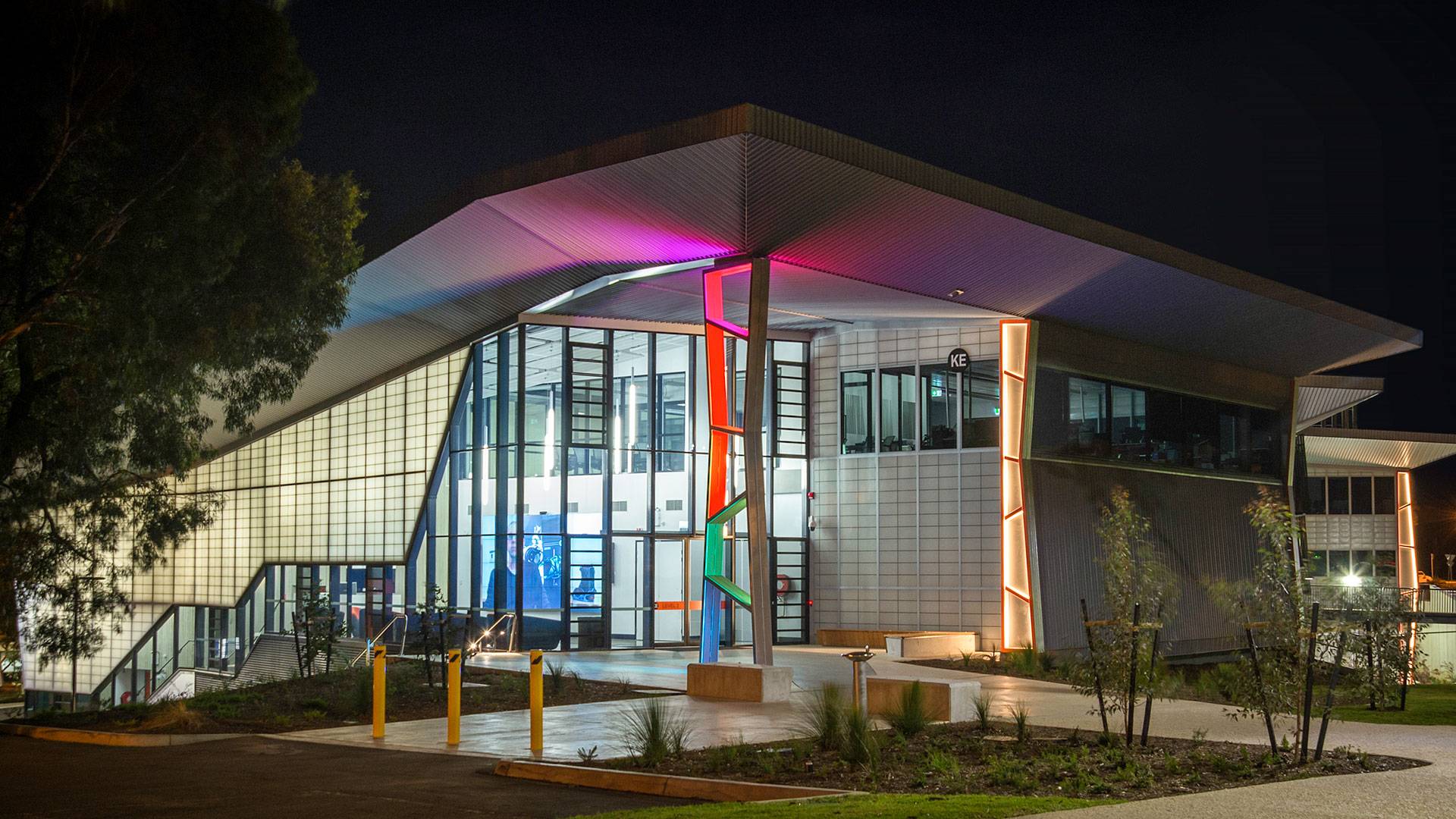 Spectrum RGB strip forms and envelops the hero column of the Deakin Cadet building. The warm tones of the other columns, provided by Multo, provide a warm and inviting atmosphere and connection to the space.