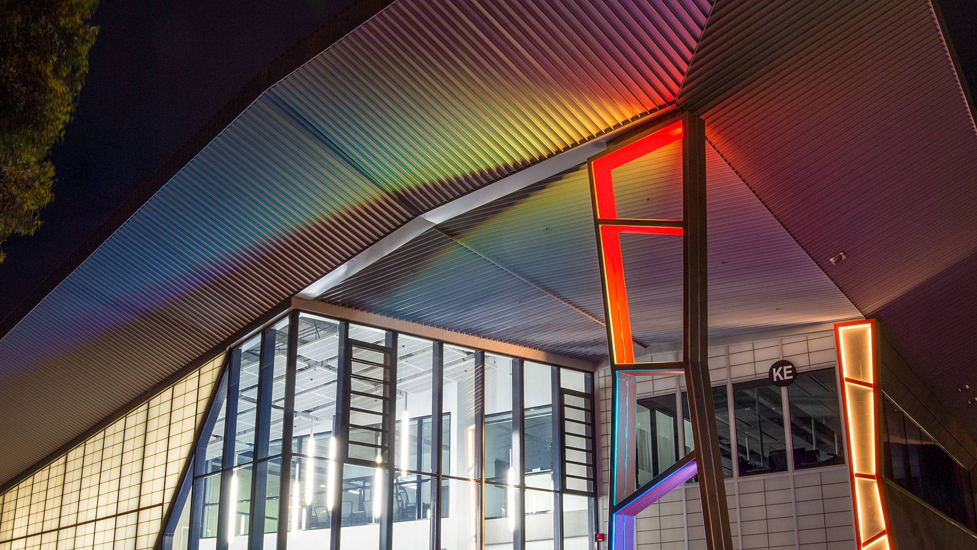 Spectrum RGB strip forms and envelops the hero column of the Deakin Cadet building. The warm tones of the other columns, provided by Multo, provide a warm and inviting atmosphere and connection to the space.
