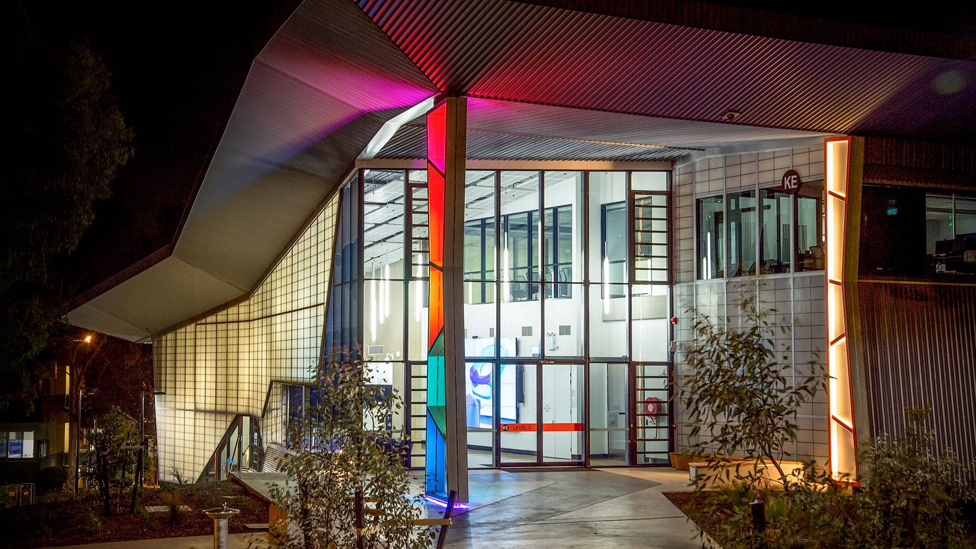 Spectrum RGB strip forms and envelops the hero column of the Deakin Cadet building. The warm tones of the other columns, provided by Multo, provide a warm and inviting atmosphere and connection to the space.