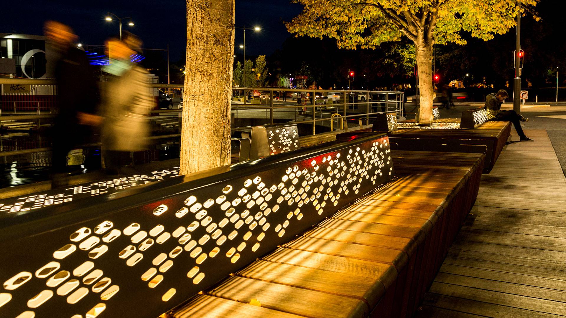 Primo X2 and Maxis UG luminaires were selected to feature light the waterfront seating and urban landscape area.