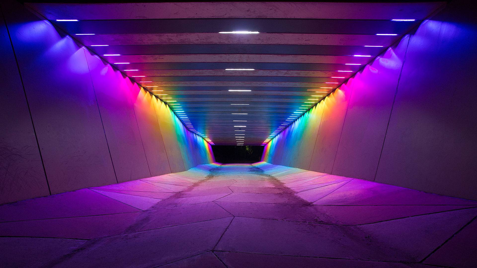 The spectacular lighting utilities highly efficient LED lighting controlled by an intelligent CoolDMX system, interfaced with daylight and motion sensors to ensure minimum energy consumption.