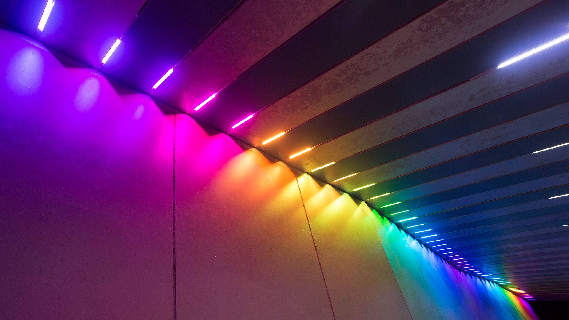 The spectacular lighting utilities highly efficient LED lighting controlled by an intelligent CoolDMX system, interfaced with daylight and motion sensors to ensure minimum energy consumption.