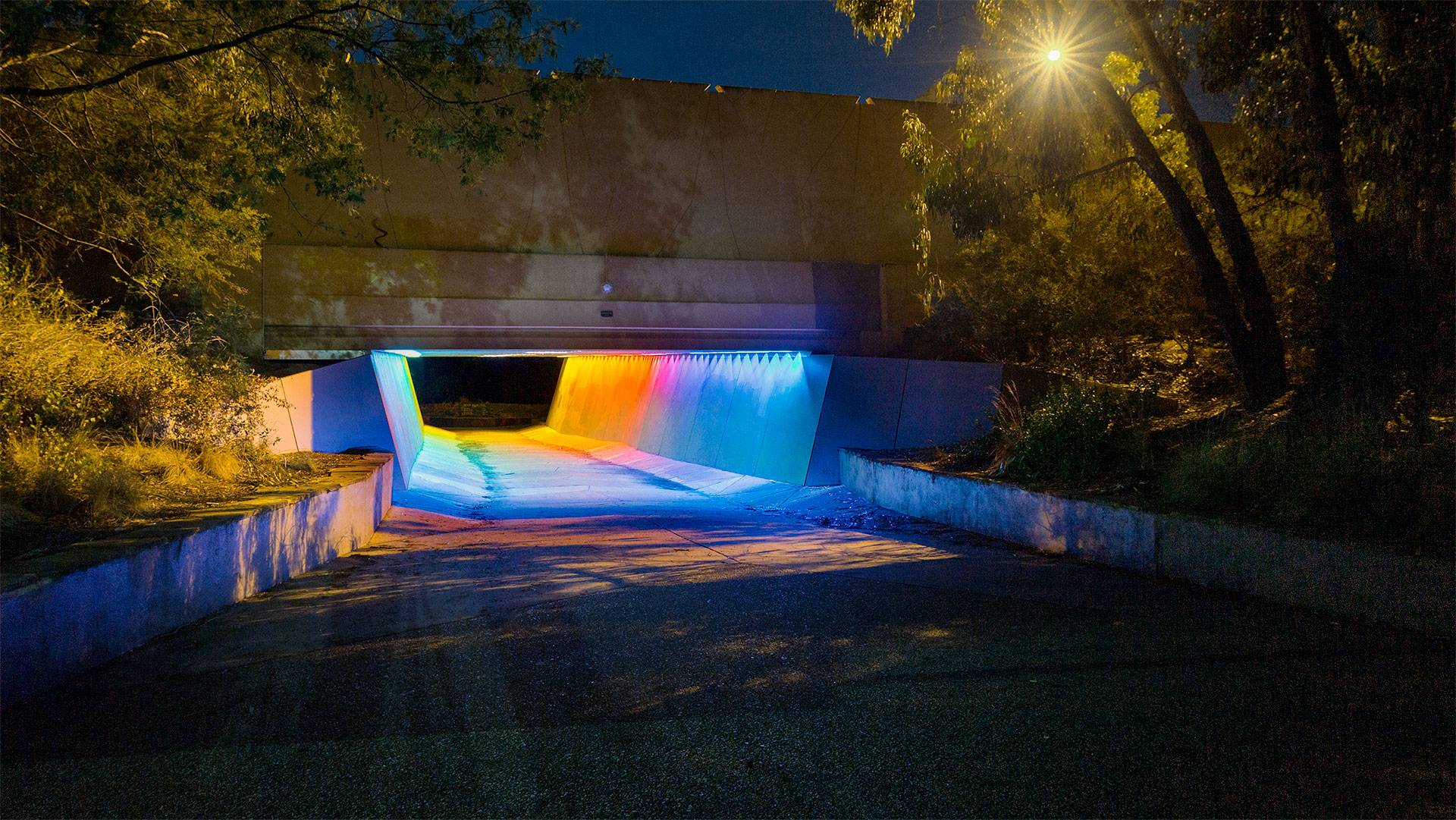 The spectacular lighting utilities highly efficient LED lighting controlled by an intelligent CoolDMX system, interfaced with daylight and motion sensors to ensure minimum energy consumption.