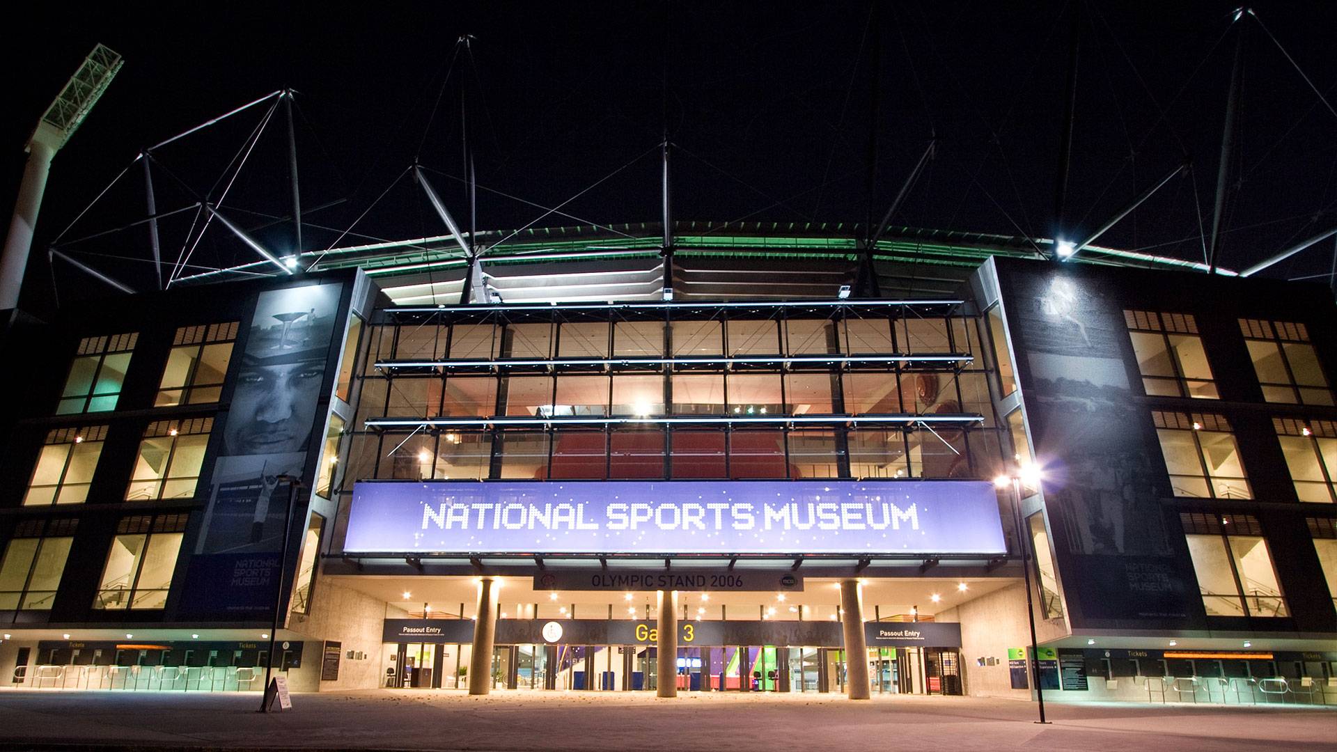 High-power linear projectors evenly illuminate the front banner sign, which is 30m long and 3m high. Installation is maintenance-free and installed in a carefully selected location to minimize glare.