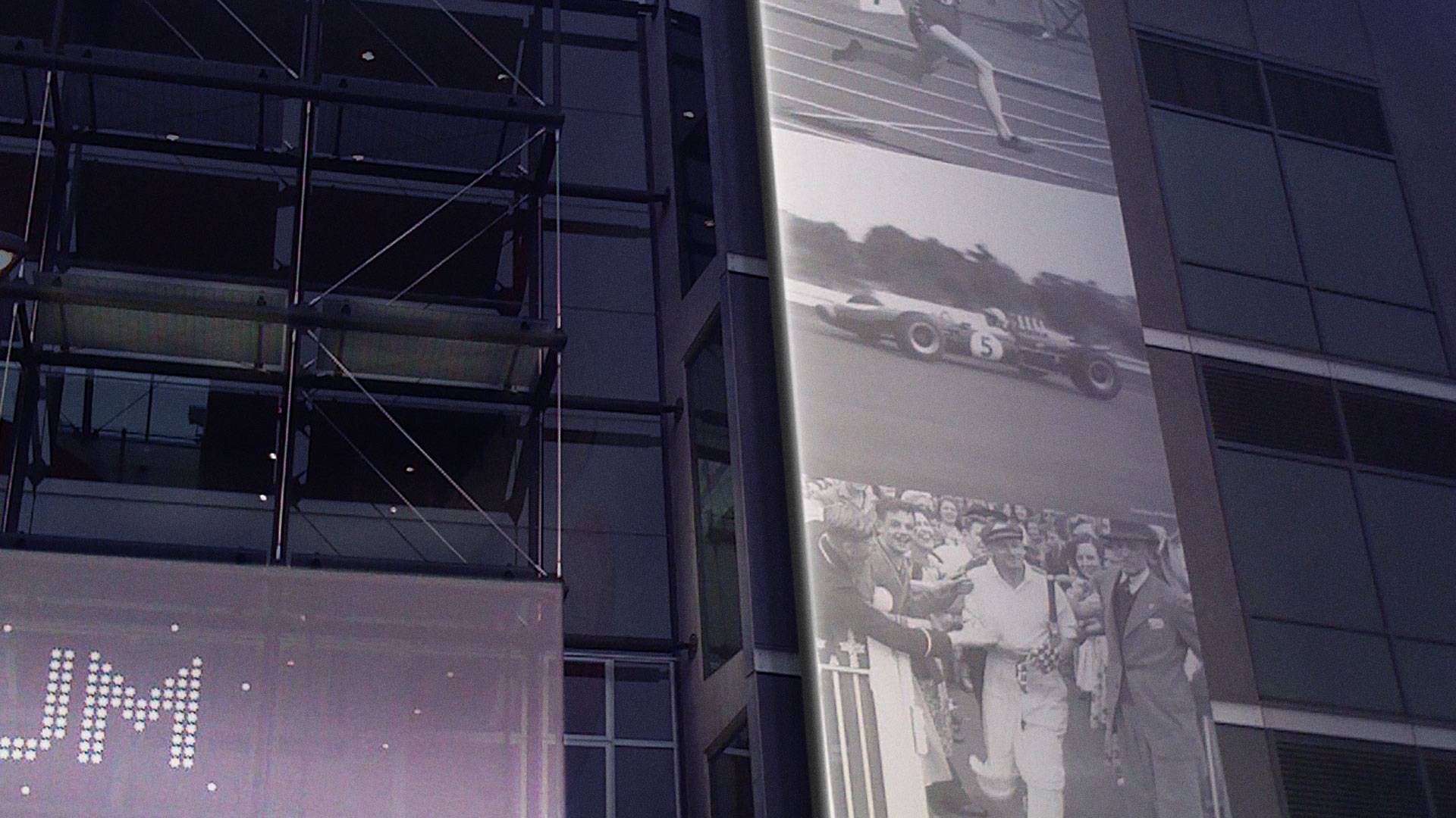 High-power linear projectors evenly illuminate the front banner sign, which is 30m long and 3m high. Installation is maintenance-free and installed in a carefully selected location to minimize glare.