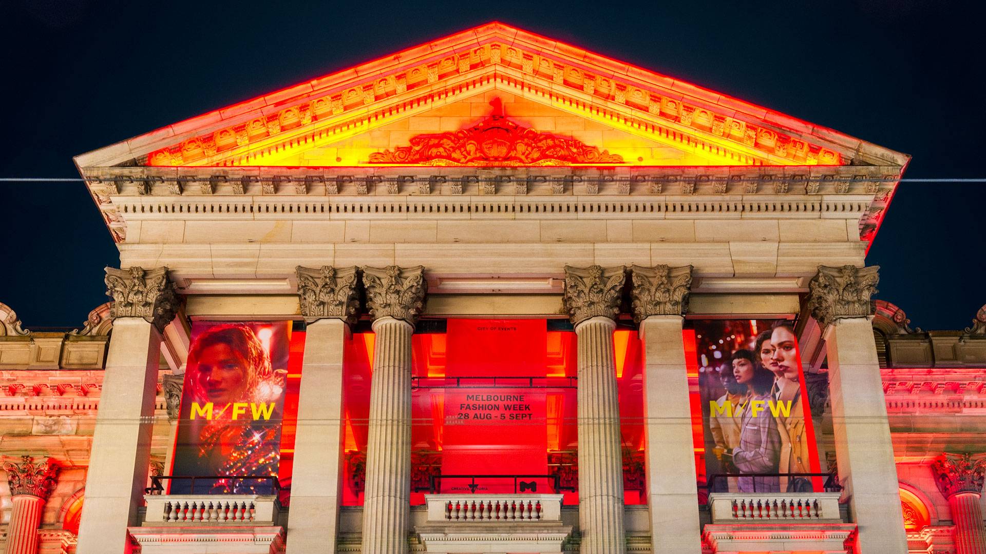 Illuminating the cultural and architectural centrepiece of the city is Coolon's Latitude luminaire. The Melbourne Town Hall is crowned by rich & vibrant colours, accentuating the natural beauty of the building.