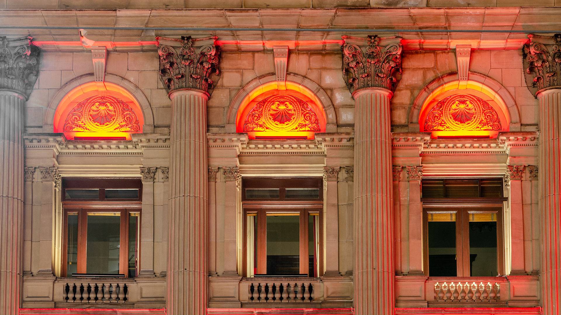 Illuminating the cultural and architectural centrepiece of the city is Coolon's Latitude luminaire. The Melbourne Town Hall is crowned by rich & vibrant colours, accentuating the natural beauty of the building.
