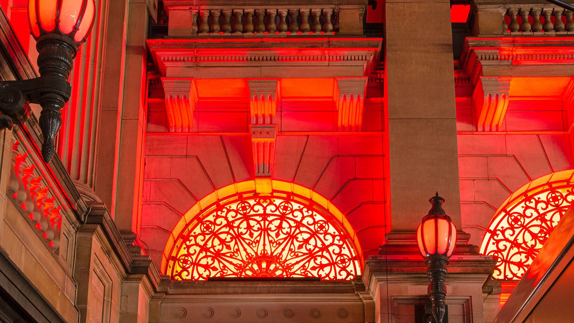 Illuminating the cultural and architectural centrepiece of the city is Coolon's Latitude luminaire. The Melbourne Town Hall is crowned by rich & vibrant colours, accentuating the natural beauty of the building.