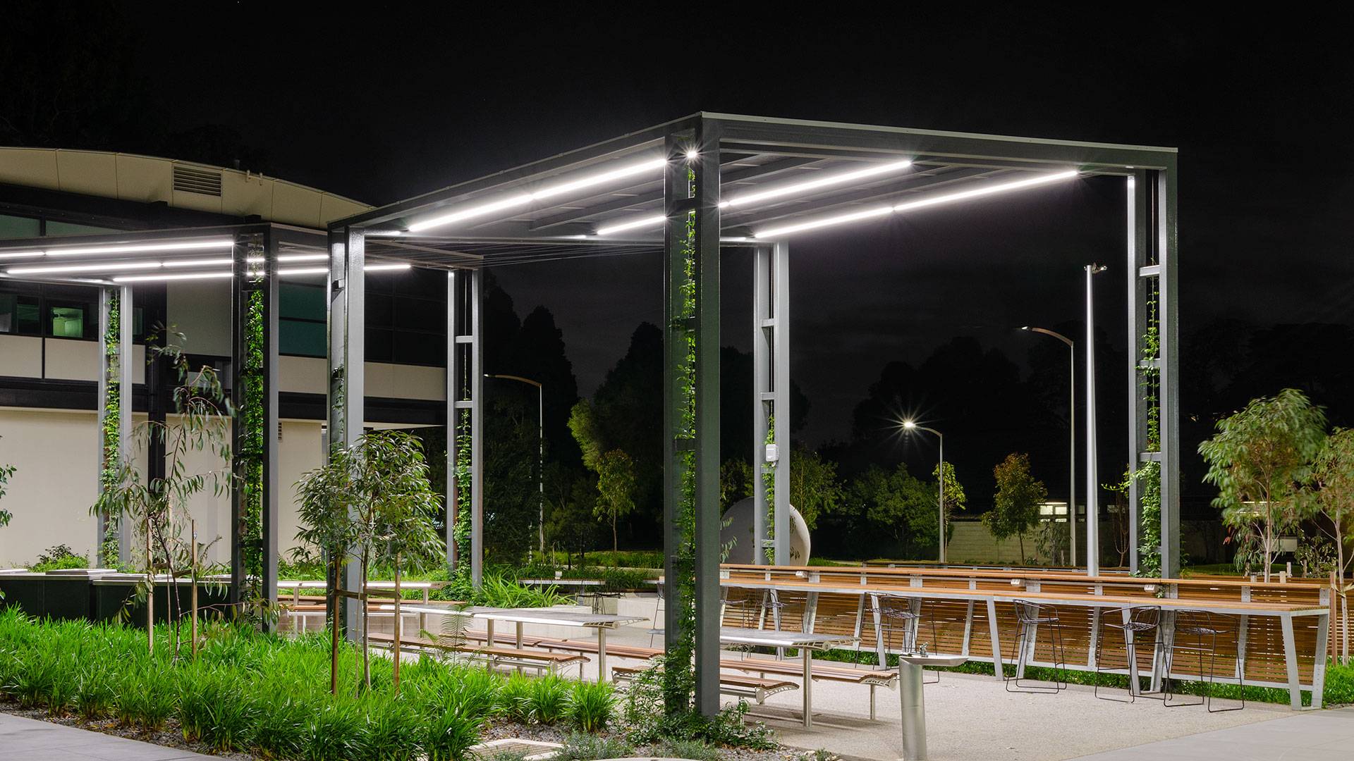 The subtle yet lustrous flow of light brings calming ambience to the study zone at Monash University Clayton. The smooth effect of serenity is achieved with Electro IP - a robust luminaire with the homogenous light output. 