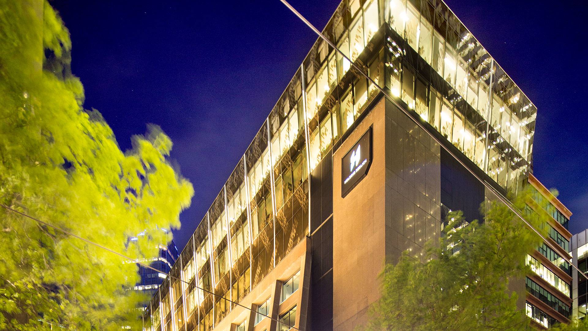 Illumination to the façade of the Holding Redlich Building in Bourke Street, Melbourne. 5-meter-long custom Beam was mounted as fin-like luminaries that point towards the glass, and are positioned all around the crown of the building.