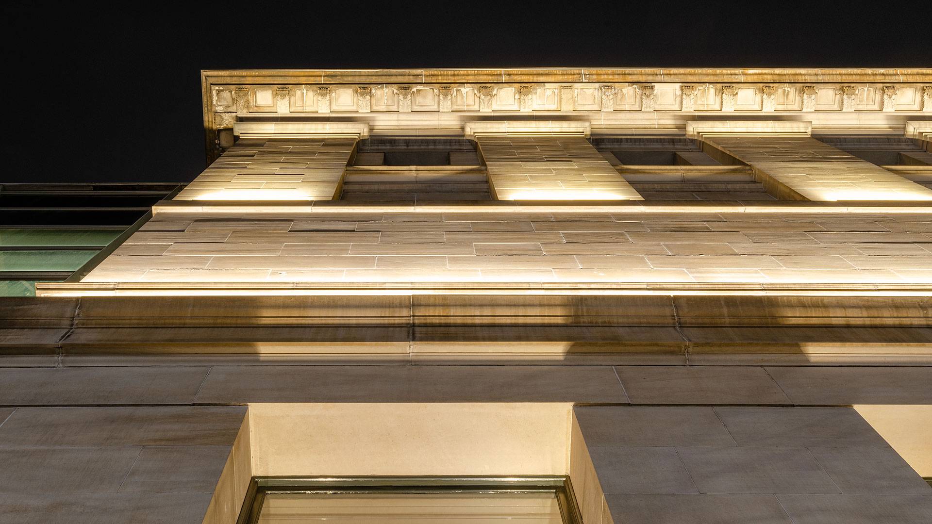 Max Mini IP LED luminaire in application. Discreet Max Mini IP linear floodlights highlight the façade at Melbourne State Library of Victoria.