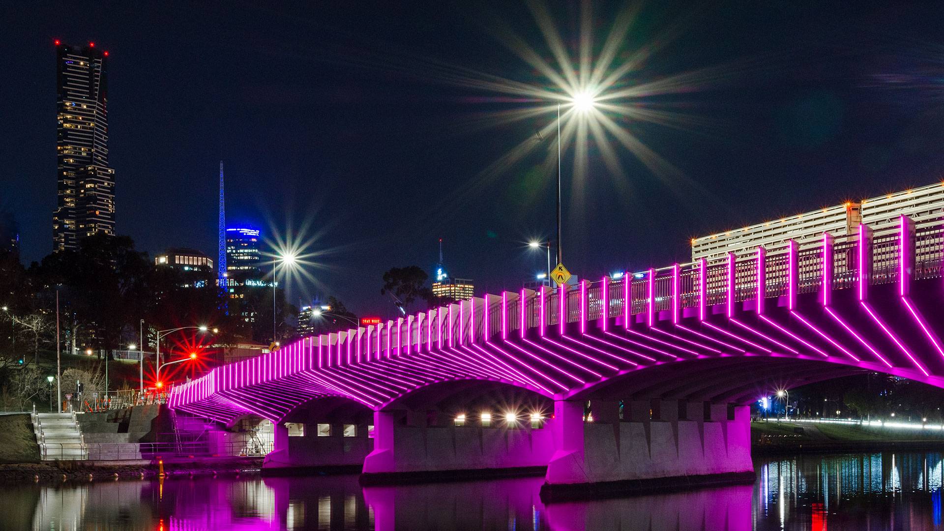 Swan Street Bridge is a vital gateway linking Melbourne's CBD with its sporting precinct. The design utilizes a custom Slim strip in a unique, rich pink colour, integrated into each of the 174 fins jutting out of the structure.

