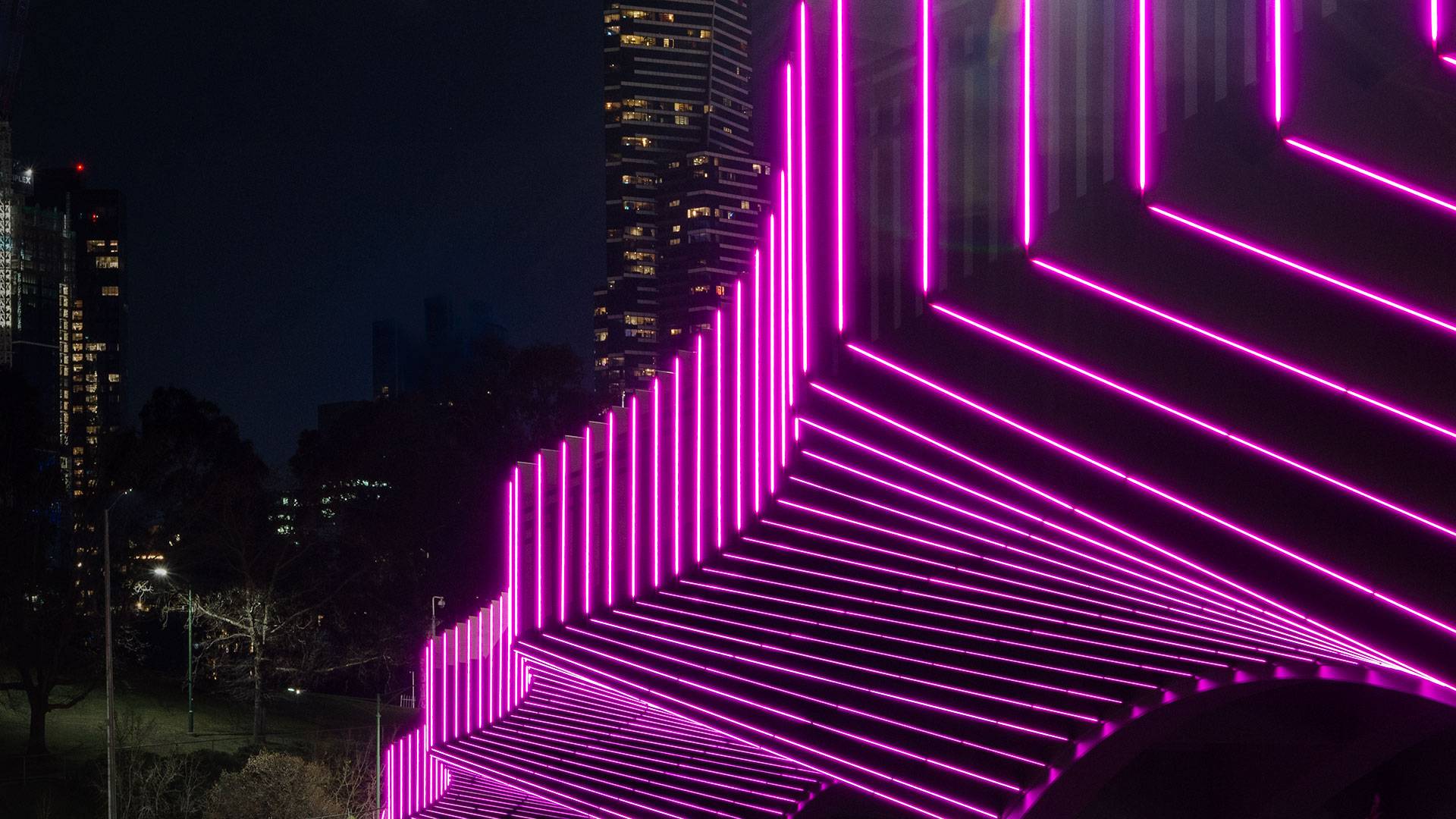 Swan Street Bridge is a vital gateway linking Melbourne's CBD with its sporting precinct. The design utilizes a custom Slim strip in a unique, rich pink colour, integrated into each of the 174 fins jutting out of the structure.


