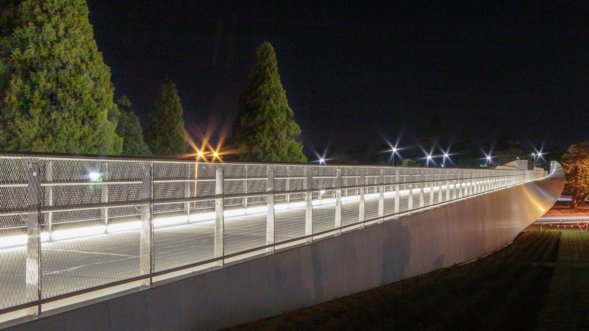 Max Mini UG IP linear markers are discreetly positioned to give a gentle glow to the 200-metre-long Bridge of Remembrance in Tasmania.