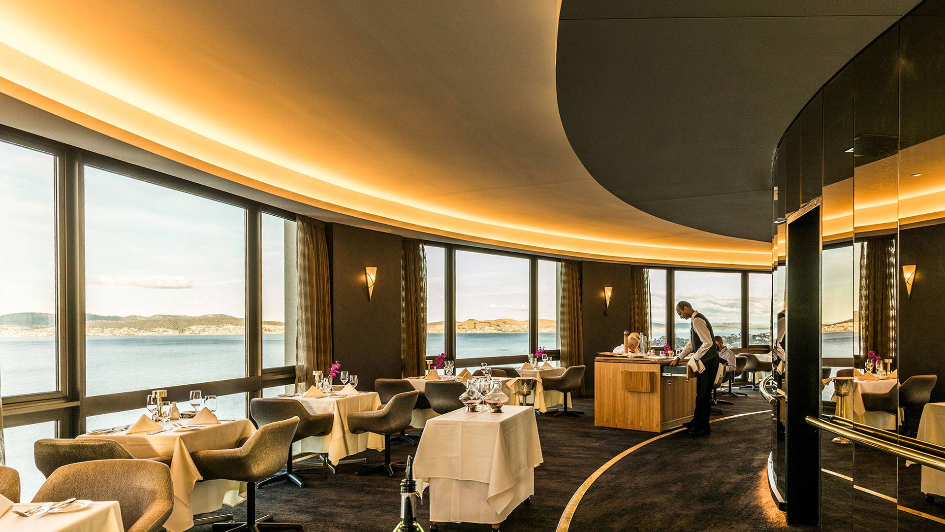 Alto CL curves around the entire circumference of this space, evenly illuminating the ceiling and delivering ample indirect light for a graceful dining experience. 