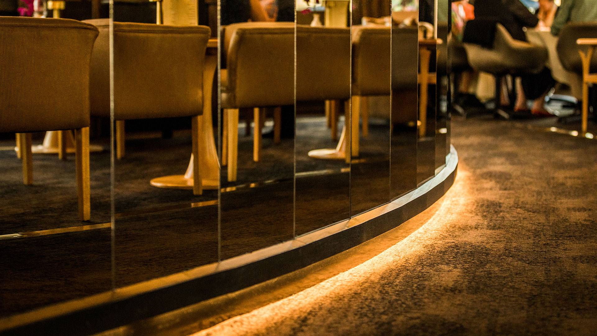 Alto CL curves around the entire circumference of this space, evenly illuminating the ceiling and delivering ample indirect light for a graceful dining experience