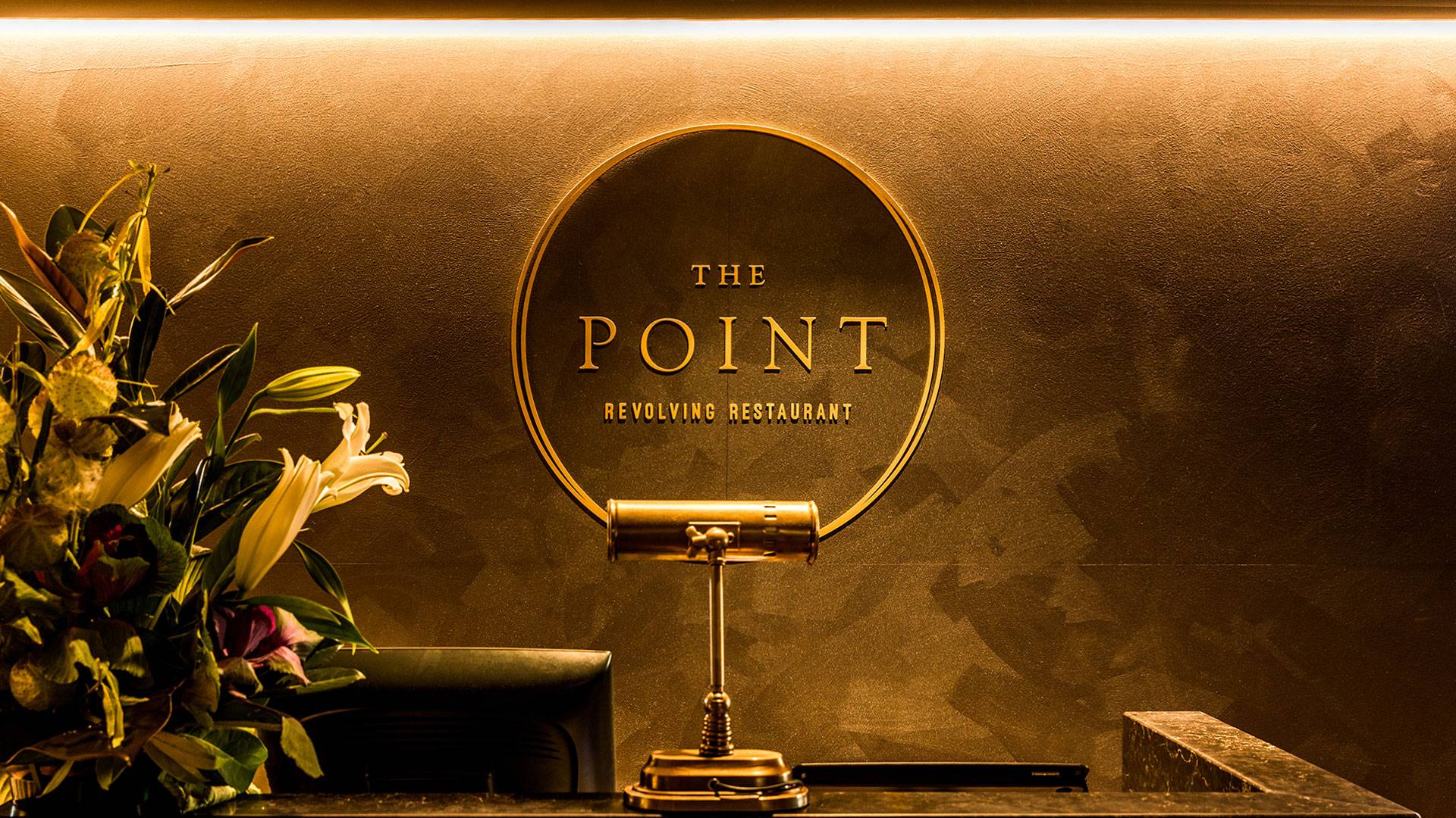 Alto CL curves around the entire circumference of this space, evenly illuminating the ceiling and delivering ample indirect light for a graceful dining experience