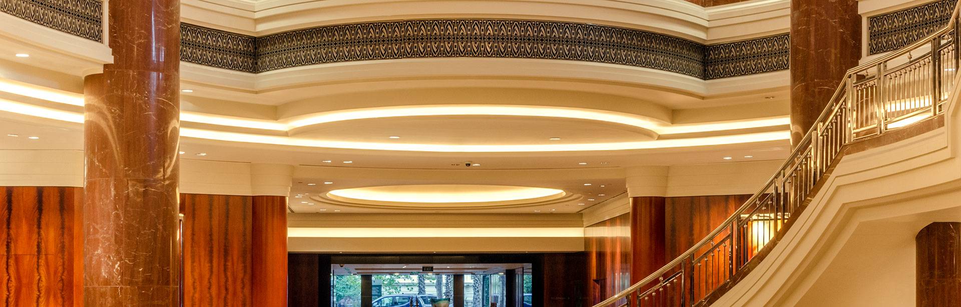 Alto CL offers unprecedented flexibility. Short rigid modules with flexible connectors can be individually turned and twisted to achieve the most detailed designs
