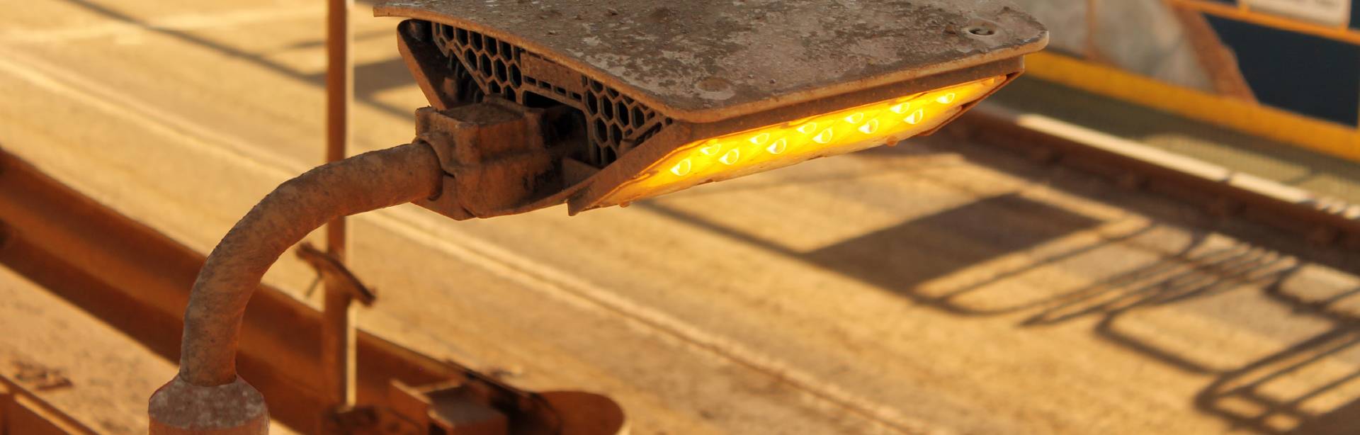 The smooth bend of the Pole Top Adapter to a Spigot allows stiff reinforced power cable to be easily pushed through. For greater versatility, the adapter can fit both NB40 and NB50 industrial poles.