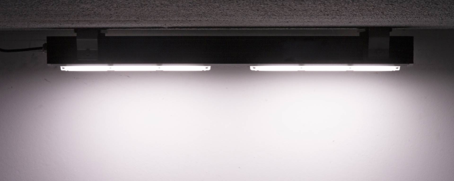 La luminaria BRN Batten está diseñada específicamente para las extremas condiciones de la industria minera. Impactos severos, penetración de agua / polvo, altas temperaturas e insectos - nada interrumpe el rendimiento confiable de la BRN Batten.