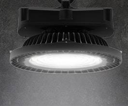 Zeeno es una luminaria compacta y potente que ha sido diseñada para soportar sobretensiones eléctricas que generalmente dañan las luminarias de gran altura convencionales.